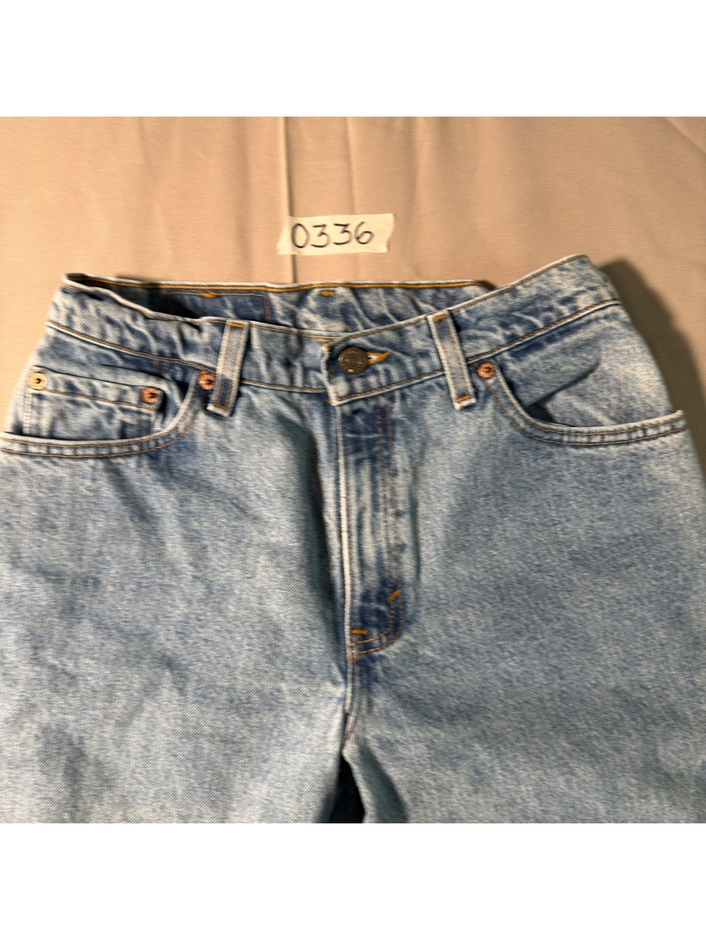 Levi's 550 relaxed tapered leg light wash jeans 8 Pet. M